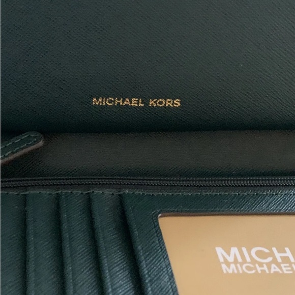 MICHAEL KORS JET SET LARGE FLAT GREEN LEATHER WALLET/WRISTLET PHONE CASE NEW TAG - Picture 7 of 12